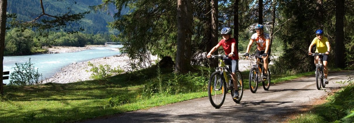 Radfahren im Lechtal am Lech entlang Radfahren im Lechtal am Lech entlang
